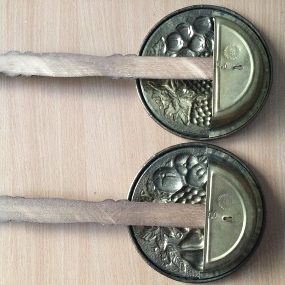 2 vintage wall hangers with brass fruits plate wood handle made in England - Picture 6 of 10